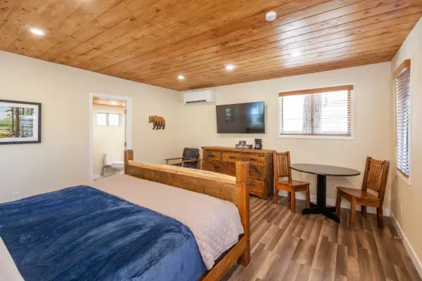 Rustic King at Tahquitz Pines Retreat, photo 4